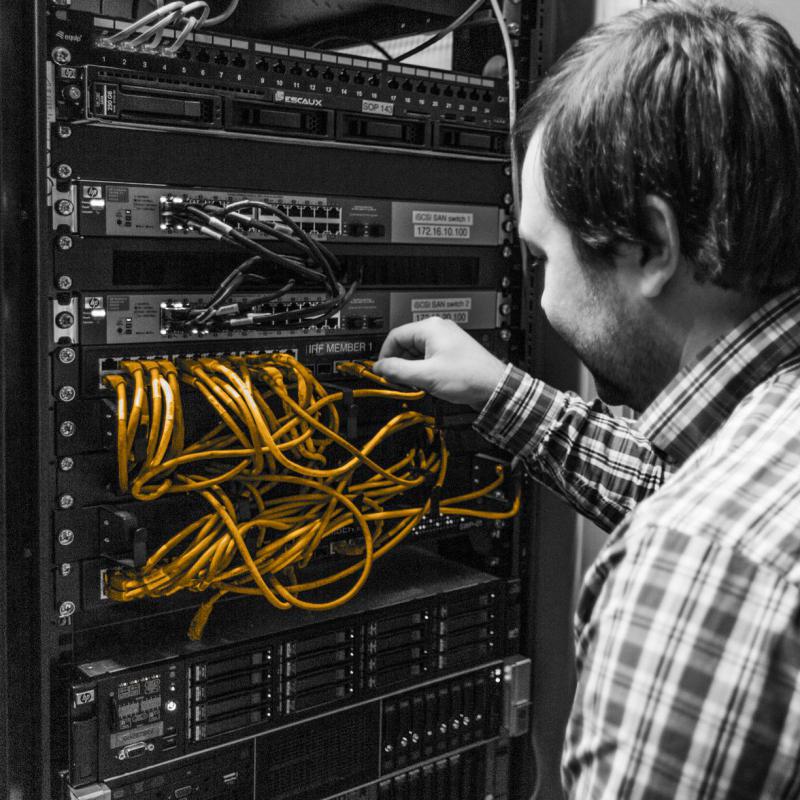Engineer verplaats UTP kabel in server rek