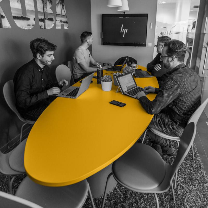 4 personen zitten samen rond de tafel