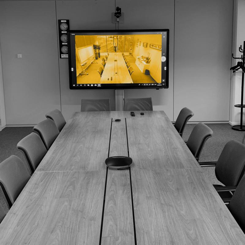 Vergaderzaal met videoconferentie scherm