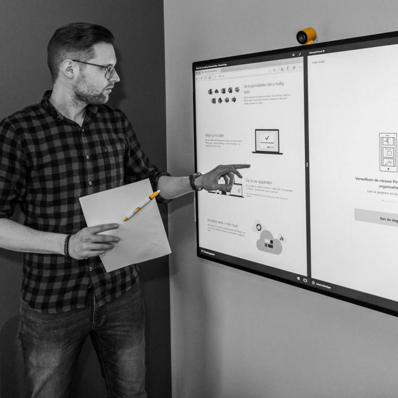 Medewerker bedient Surface Hub